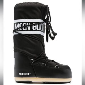 Black moon boots